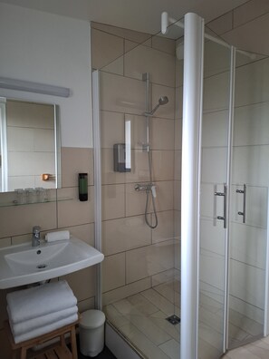 Hair dryer, towels, soap, shampoo - Le grand hôtel ussel (Ussel)