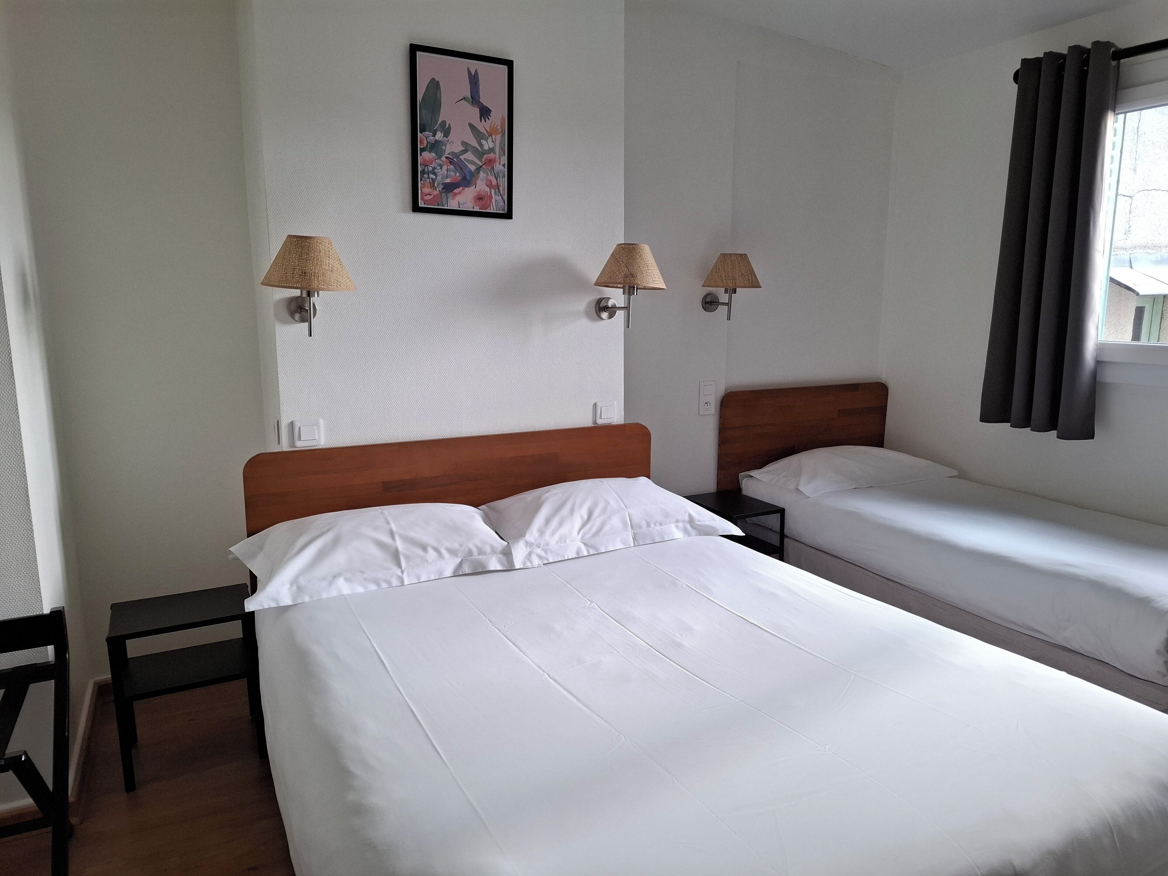 Chambre Triple Familiale, plusieurs lits | Literie de qualité supérieure, bureau, Wi-Fi gratuit, draps fournis