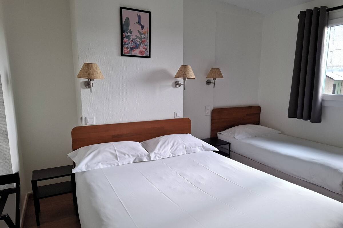 Chambre Triple Familiale, plusieurs lits | Literie de qualité supérieure, bureau, Wi-Fi gratuit, draps fournis