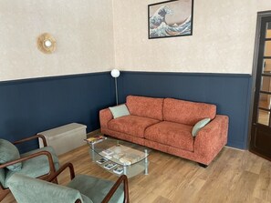 Televisi layar datar 82-cm dengan saluran TV digital dan mainan