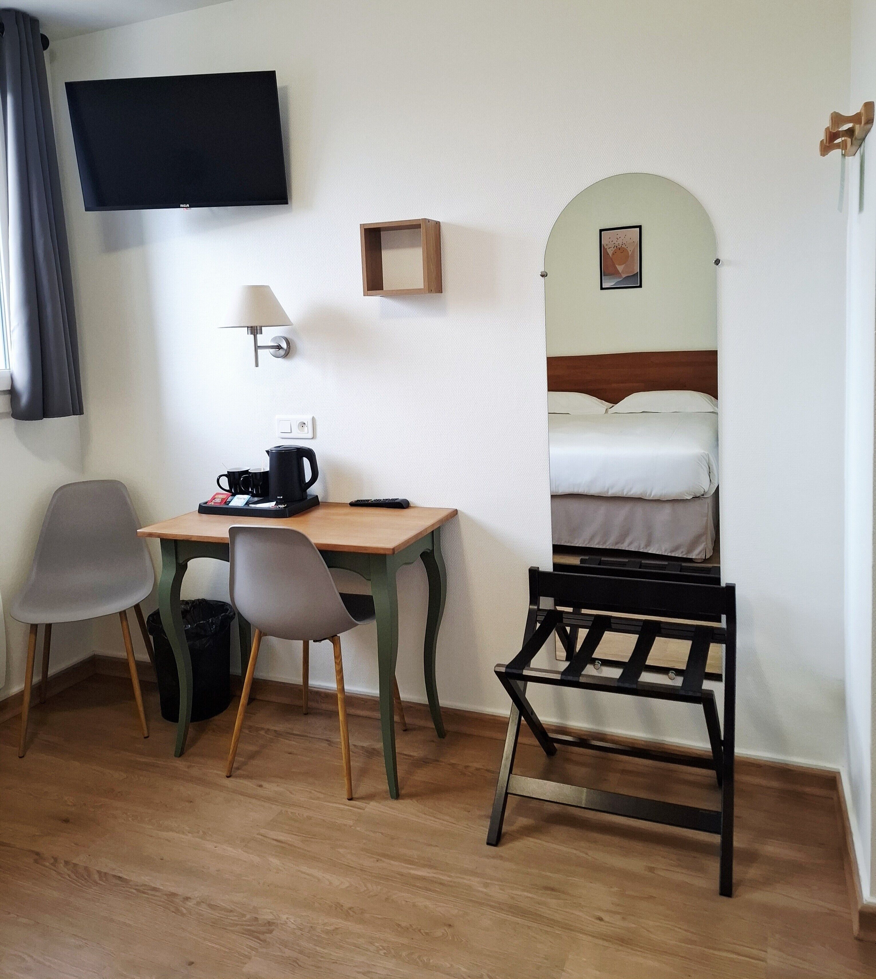 Chambre Double Confort | Literie de qualité supérieure, bureau, Wi-Fi gratuit, draps fournis