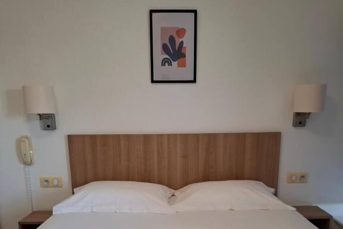 Literie de qualité supérieure, bureau, Wi-Fi gratuit, draps fournis