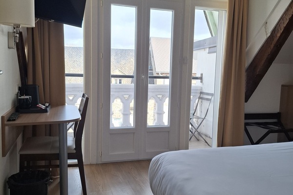Premium bedding, desk, soundproofing, WiFi (free)