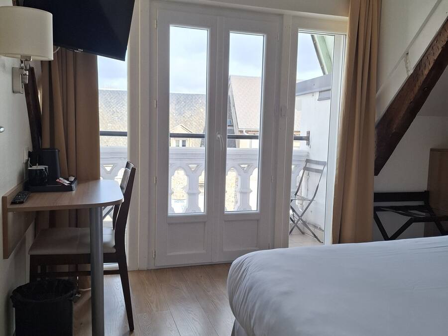Premium bedding, desk, soundproofing, free WiFi