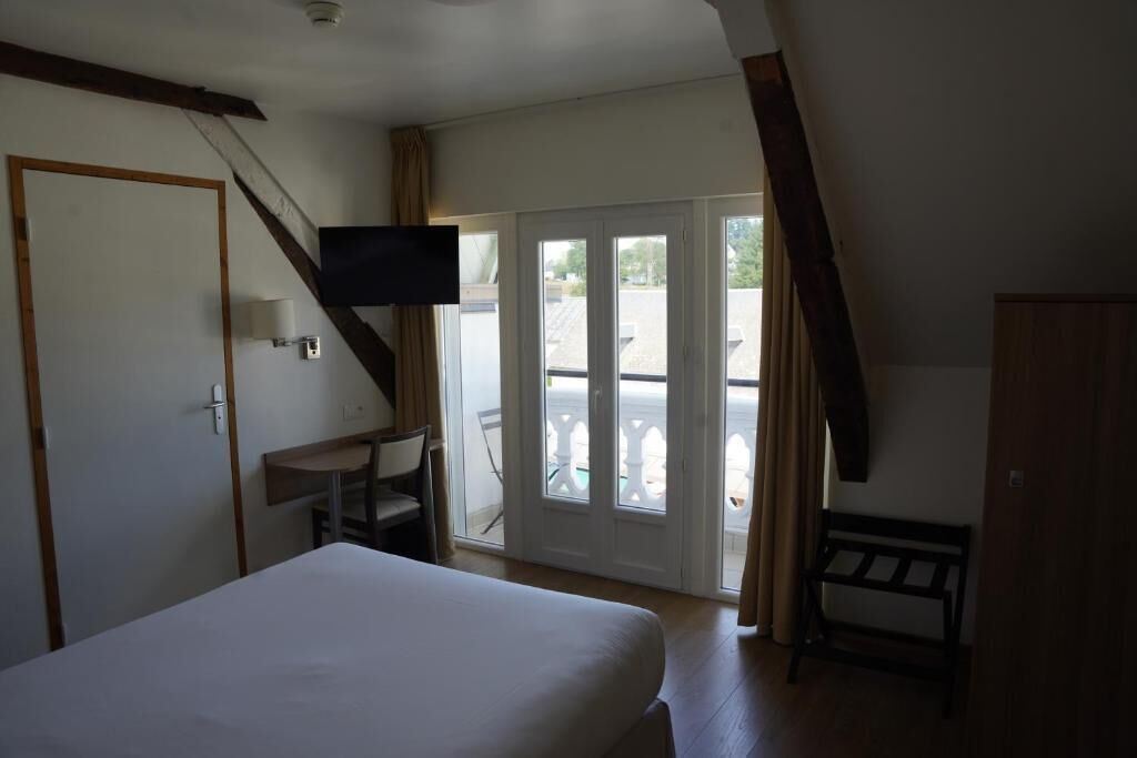 Premium bedding, desk, free cots/infant beds, free WiFi