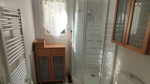 A small bathroom with a toilet, a shower, and a sink. - House with view of the pines (Narbonne)