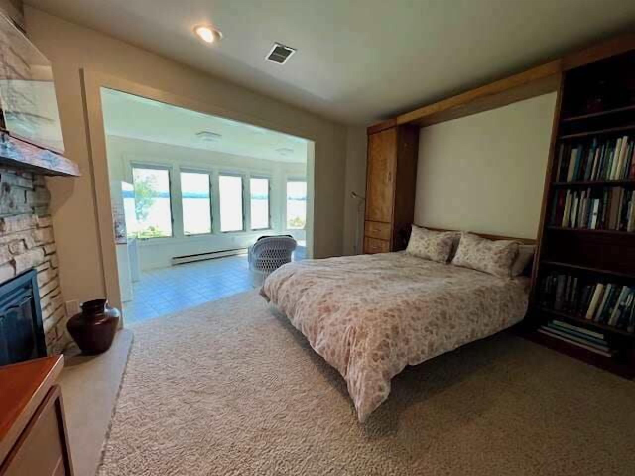 5 bedrooms, desk, iron/ironing board, travel cot