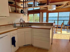 Wasserkocher mit Kaffee-/Teezubehör, Kühlschrank, Mikrowelle, Ofen
