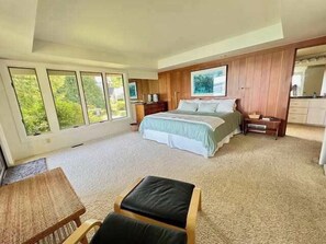 5 bedrooms, desk, iron/ironing board, travel crib