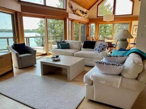 Fernseher, Kamin, Bücher, Stereoanlage