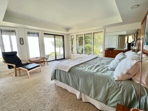 5 bedrooms, desk, iron/ironing board, travel crib