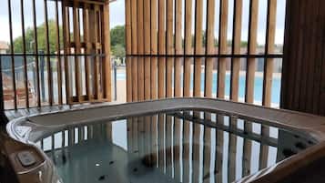 Alberca techada y alberca al aire libre