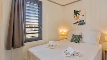 3 habitaciones, tabla de planchar con plancha y cuna de viaje