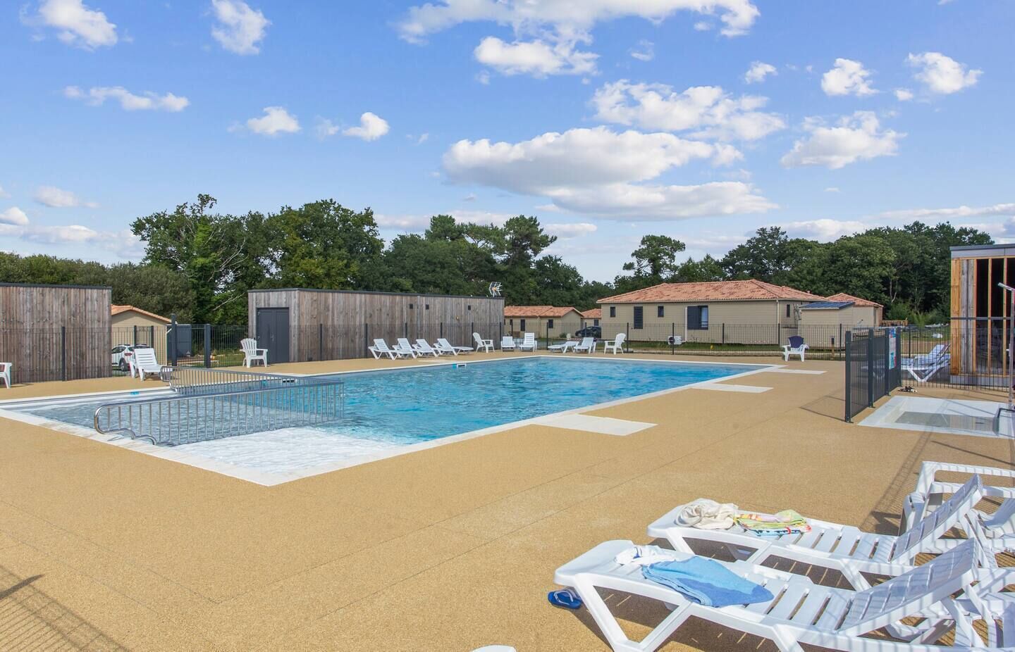 Een binnenzwembad, een buitenzwembad