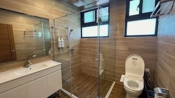 两小床双人房 | 浴室 | 淋浴设施、大花洒淋浴喷头、吹风机、毛巾
