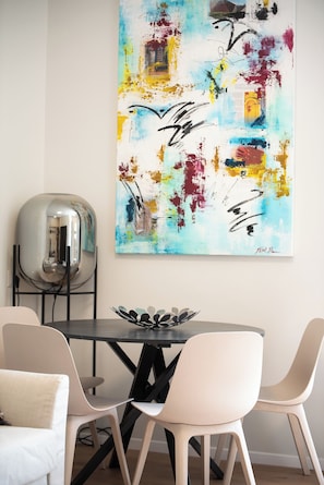 Apartment, 2 Schlafzimmer | Essbereich im Zimmer