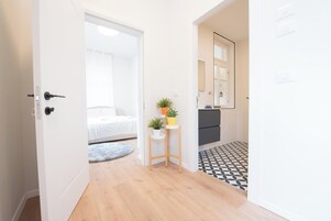 Escritorio, tabla de planchar con plancha, wifi gratis y ropa de cama 