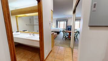 1 Schlafzimmer, BĂŒgeleisen/BĂŒgelbrett, WLAN, BettwĂ€sche