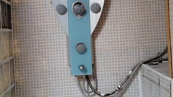 Douche, sĂšche-cheveux, savon, papier toilette