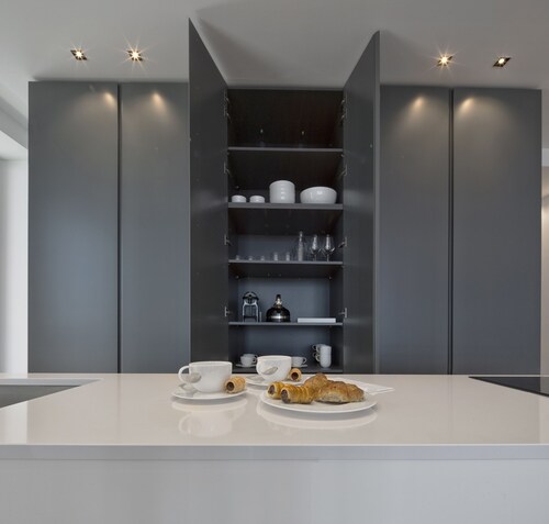 Wonderful first-row apartment with bay window overlooking the sea.