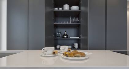 Wonderful first-row apartment with bay window overlooking the sea.