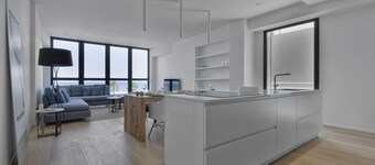 Wonderful first-row apartment with bay window overlooking the sea.