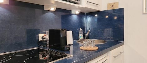 Refrigerador, microondas, parrilla de estufa y lavavajillas