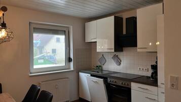 KĂŒhlschrank, Ofen, Herdplatte, GeschirrspĂŒler