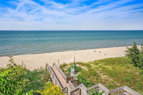 Haven House: Year-Round Swimming Pool & Hot Tub, Walk to Lake Michigan, Fire Pit
