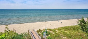 Haven House: Year-Round Swimming Pool & Hot Tub, Walk to Lake Michigan, Fire Pit