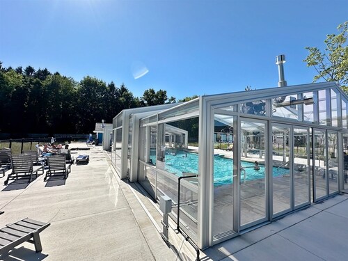 Haven House: Year-Round Swimming Pool & Hot Tub, Fireplace, Walk to Lk Michigan