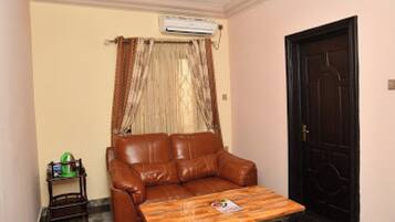 Habitación, 1 habitación, con acceso para personas discapacitadas, para fumadores | Área de sala de estar