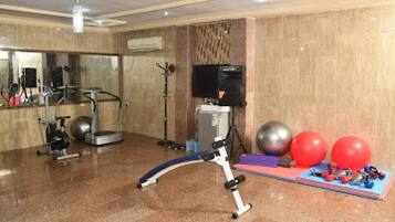 Room, 1 Bedroom, Accessible, Smoking | Fitness facility