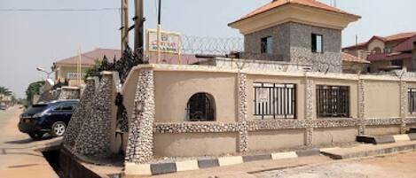 Fachada de la propiedad