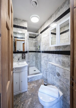 Grand Apartment | Bathroom