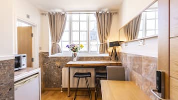 Executive Apartment | 1 bedroom, in-room safe, iron/ironing board, free WiFi