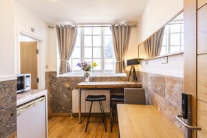 行政公寓 | 客房内保险箱、熨斗/熨衣板、免费 WiFi