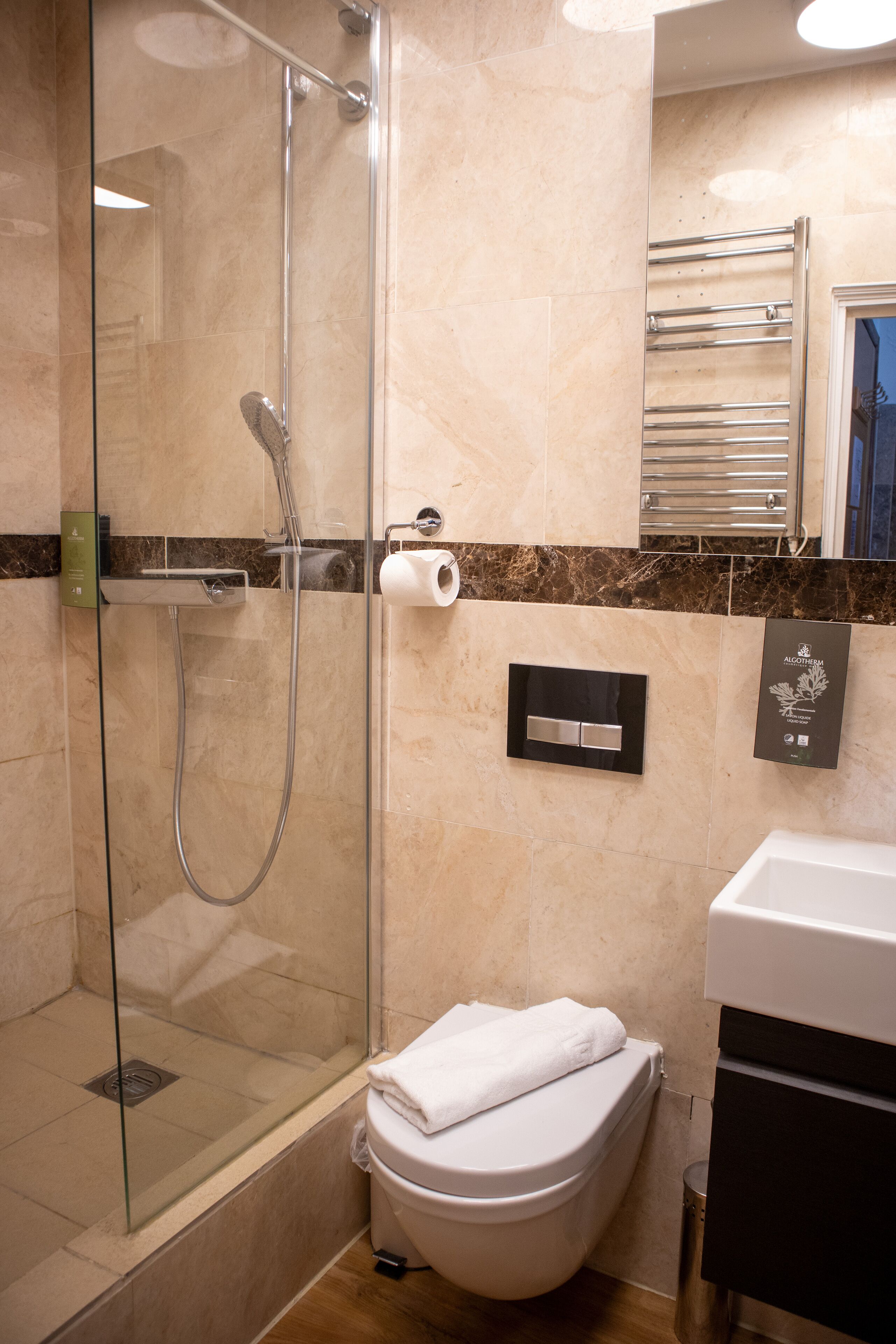 Ein modernes Badezimmer mit einer Duschkabine, einer Toilette und einem Waschbecken.