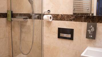 Ein modernes Badezimmer mit einer Duschkabine, einer Toilette und einem Waschbecken.