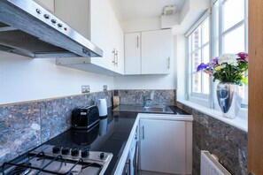 Superior Apartment | Private kitchen | Mini-fridge, microwave, oven, stovetop - Berkley Aparthotel (London)