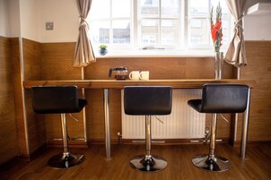 Apartamento grand | Cofres nos quartos, ferros/tábuas de passar roupa, Wi-Fi de cortesia