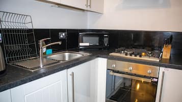 Executive Apartment | Private kitchen | Mini-fridge, microwave, oven, stovetop