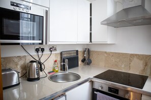 Superior Apartment | Private kitchen | Mini-fridge, microwave, oven, stovetop