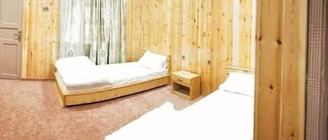 Habitación Deluxe con 1 cama matrimonial o 2 individuales | Insonorización, tabla de planchar con plancha y wifi gratis