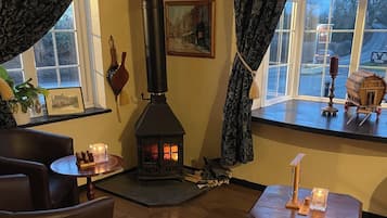 Se sirven comidas y cenas; con mesas al aire libre