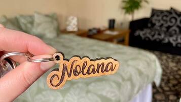 Un porte-clés portant le nom « Nolana » est tenu dans une main.