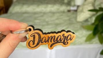 Una mano sosteniendo un llavero con el nombre 'Damara'.