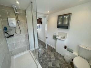 Standard Apartment | Bathroom | Free toiletries, towels - Royal Oak Country Inn and Restaurant (Ledbury)