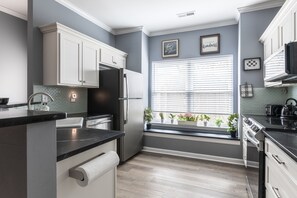 Réfrigérateur, four à micro-ondes, un four, surface de cuisson