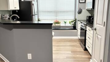 Réfrigérateur, four à micro-ondes, un four, surface de cuisson